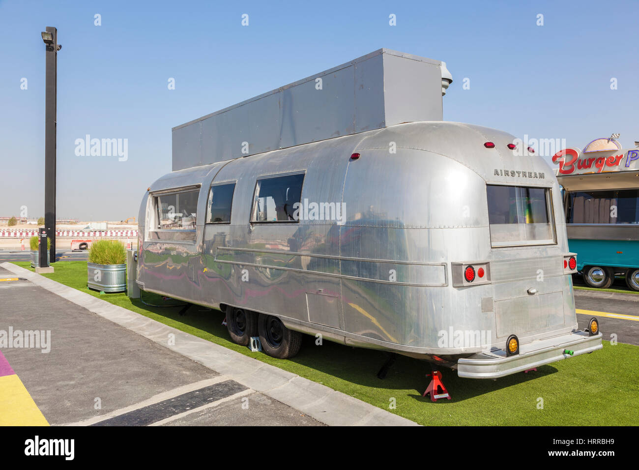 DUBAI, Emirati Arabi Uniti - Nov 27, 2016: roulotte Airstream cibo carrello all'ultima uscita camion alimentari parco sulla E11 autostrada tra Abu Dhabi e Dubai Foto Stock