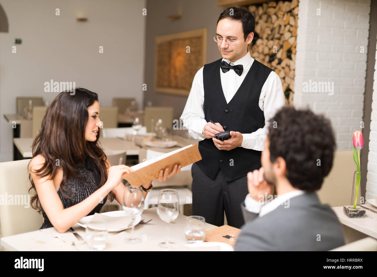 Paio di ordinare la cena in un ristorante di lusso Foto Stock