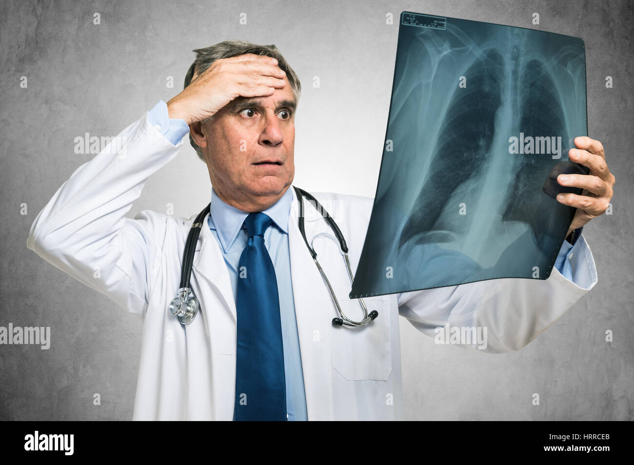 Medico disperata guardando una radiografia del polmone Foto Stock