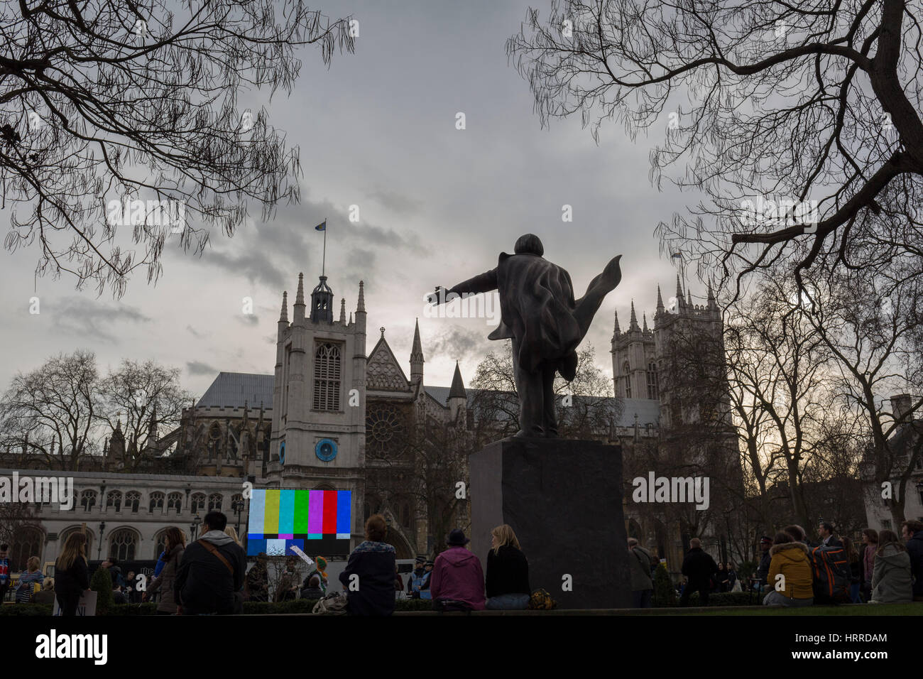 Le barre di colore su un enorme schermo TV visto in piazza del Parlamento e al di fuori di Westminster Abbey, il 20 febbraio 2017, a Londra, in Inghilterra. Barre dei colori SMPTE è una televisione del modello di prova utilizzato nel caso in cui i segnali video NTSC standard è utilizzato, compresi i paesi del Nord America. La società delle immagini in movimento e gli ingegneri televisivi (SMPTE) si riferisce a questo modello di prova come linea direttrice di ingegneria EG 1-1990. Foto Stock