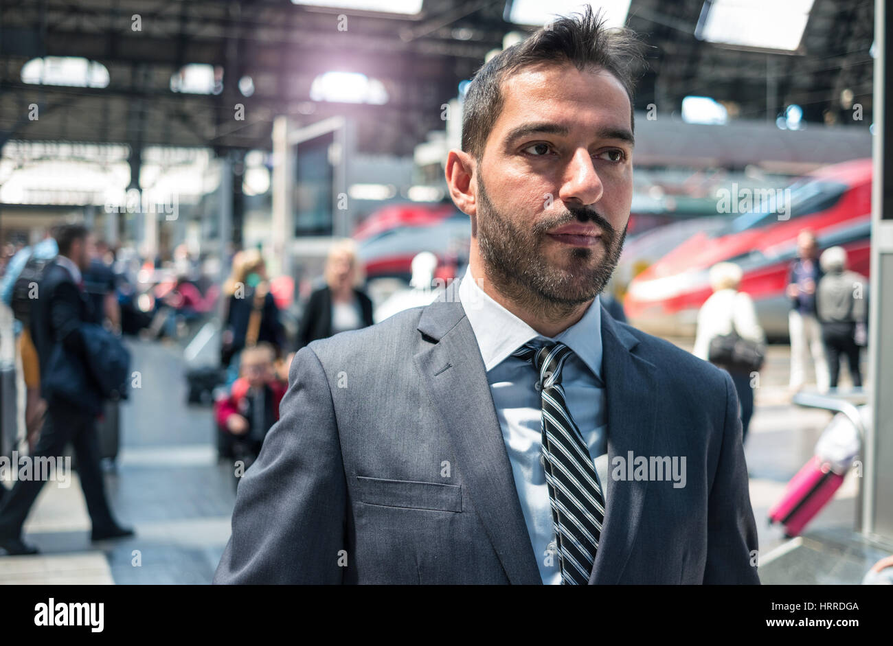 Imprenditore di " commuters " camminare in una stazione ferroviaria Foto Stock