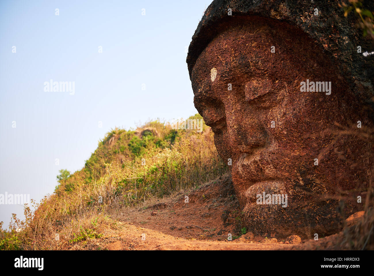 Buddha di pietra di testa in corrispondenza della montagna vicino a Gokarna, Karnataka, India Foto Stock