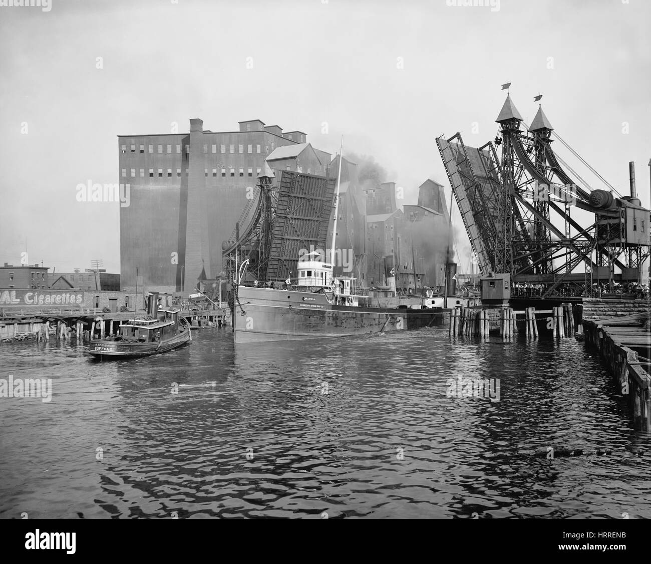 Battello a vapore che passa attraverso il ponte levatoio, Buffalo, New York, Stati Uniti d'America, Detroit Publishing Company, 1900 Foto Stock