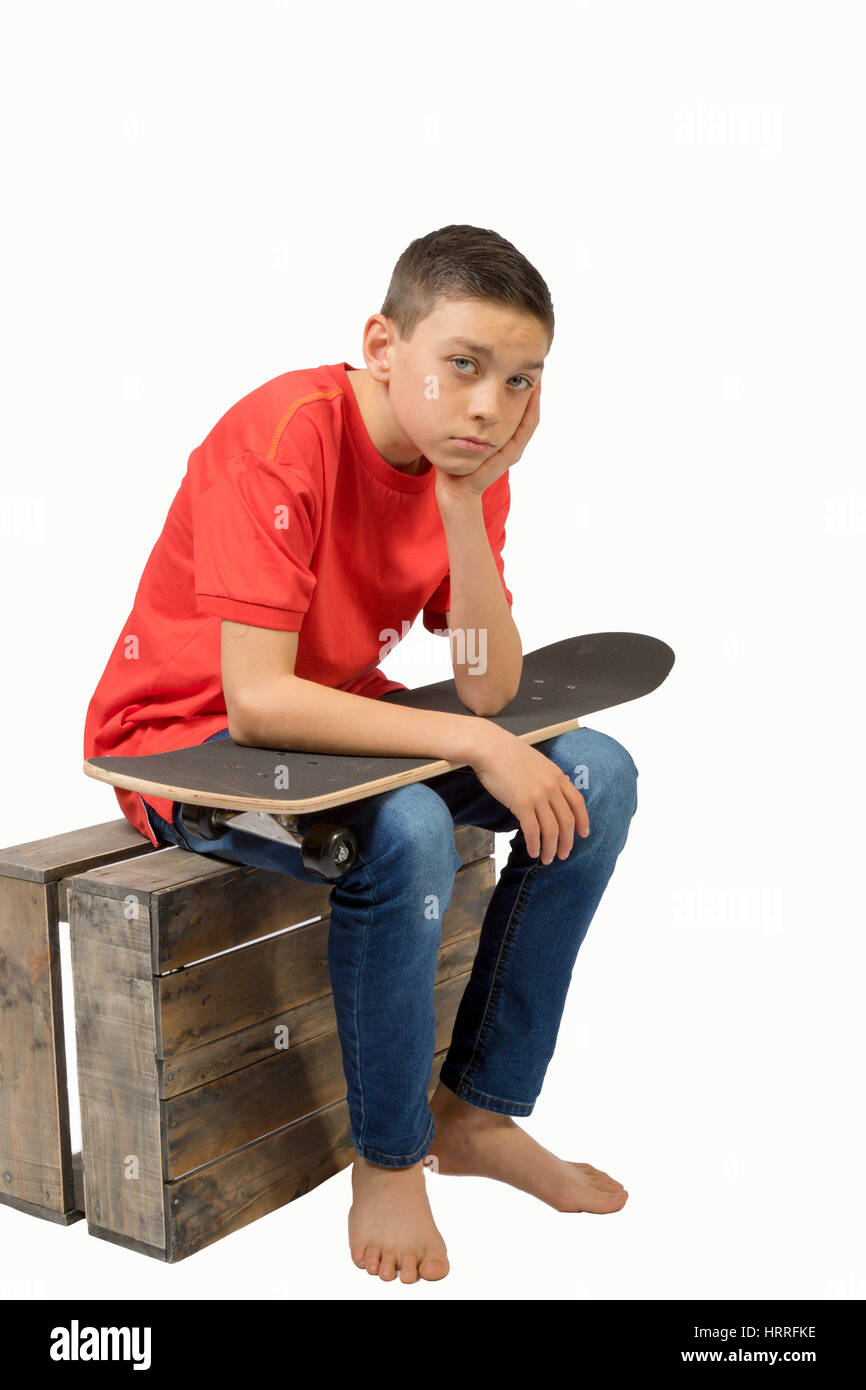 Giovani caucasici teenage boy con il suo skateboard Foto Stock