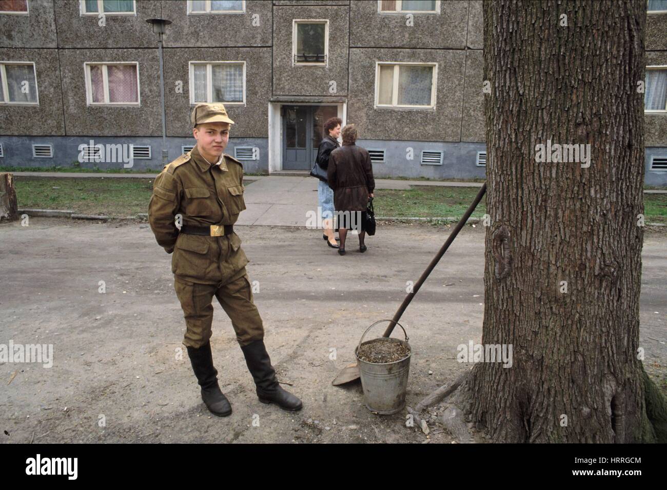 Esercito sovietico soldato in Riesa città (Repubblica Democratica Tedesca) nel 1991 Foto Stock
