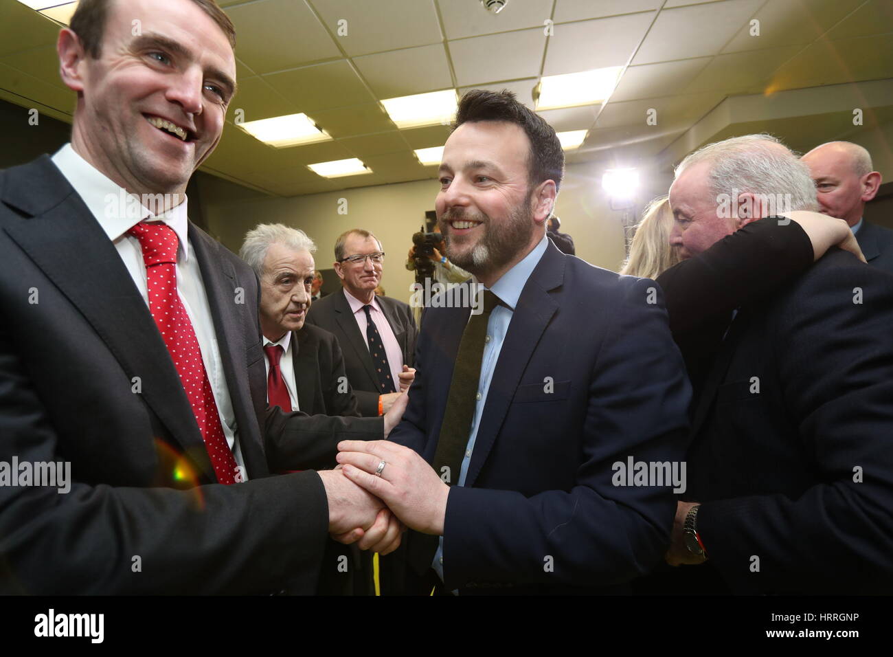 Leader SDLP Colonna Eastwood (centro) al Foyle Arena in Londonderry durante il Northern Ireland Assembly elezione di conteggio. Foto Stock