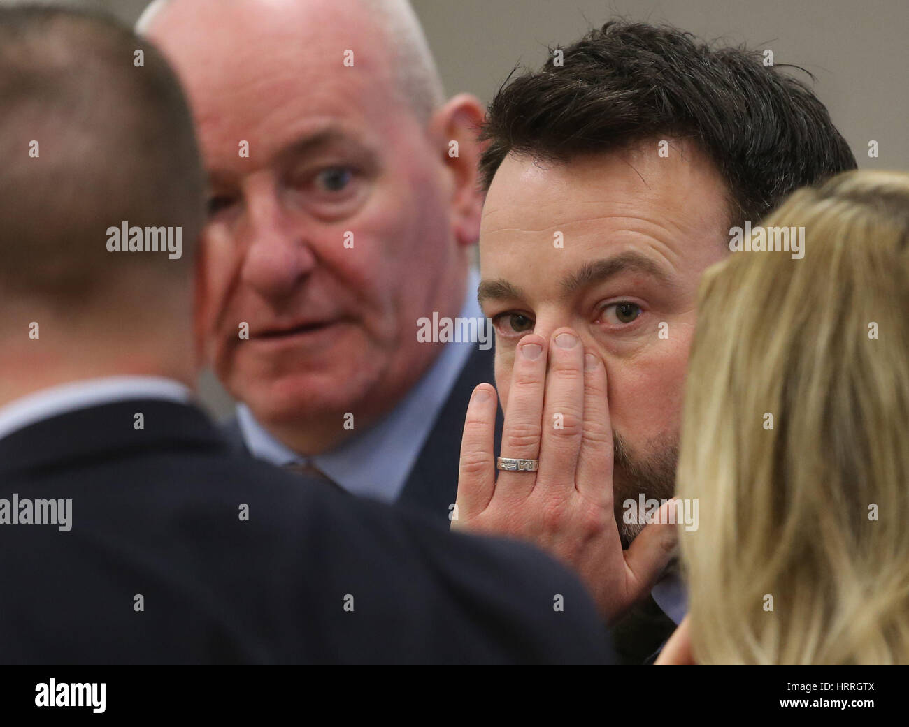 Leader SDLP Colonna Eastwood (centro destra) presso il Lough Foyle Arena di Derry, durante il Northern Ireland Assembly elezione di conteggio. Foto Stock