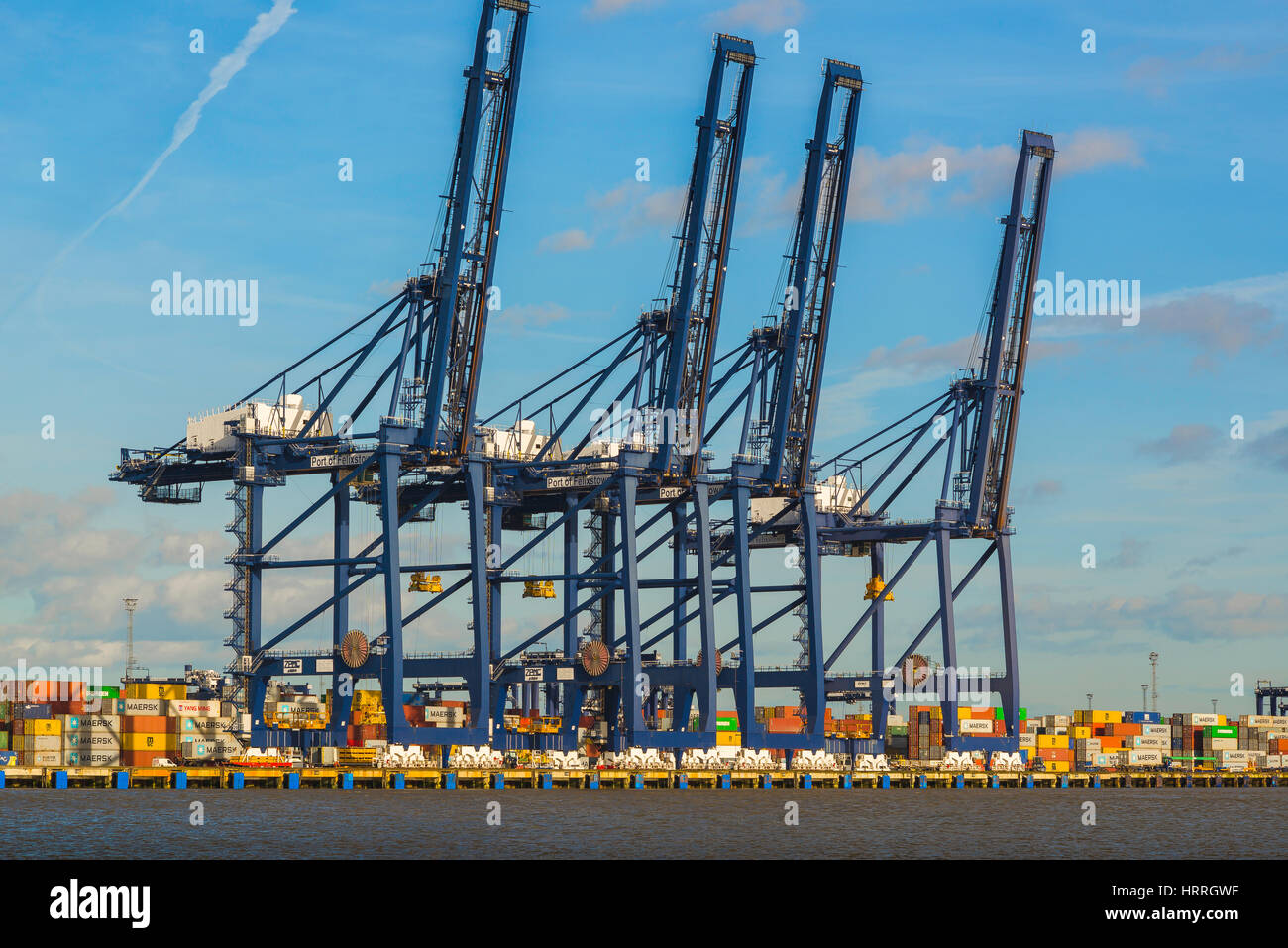 Felixstowe port Regno unito, giant Gantry cranes a fianco del fiume Orwell in Felixstowe docks utilizzati per le operazioni di carico e scarico di merci su navi container. Foto Stock