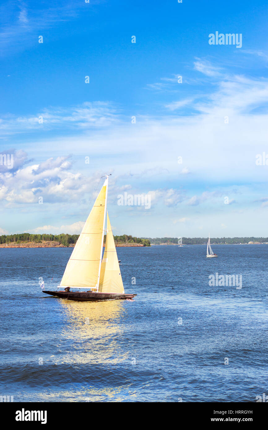 Regata a vela nella Baia Kruunuvuorenselka vicino isola Suomenlinna. Nave a vela yacht con vele bianche coinvolti negli sport acquatici. La navigazione in s Foto Stock