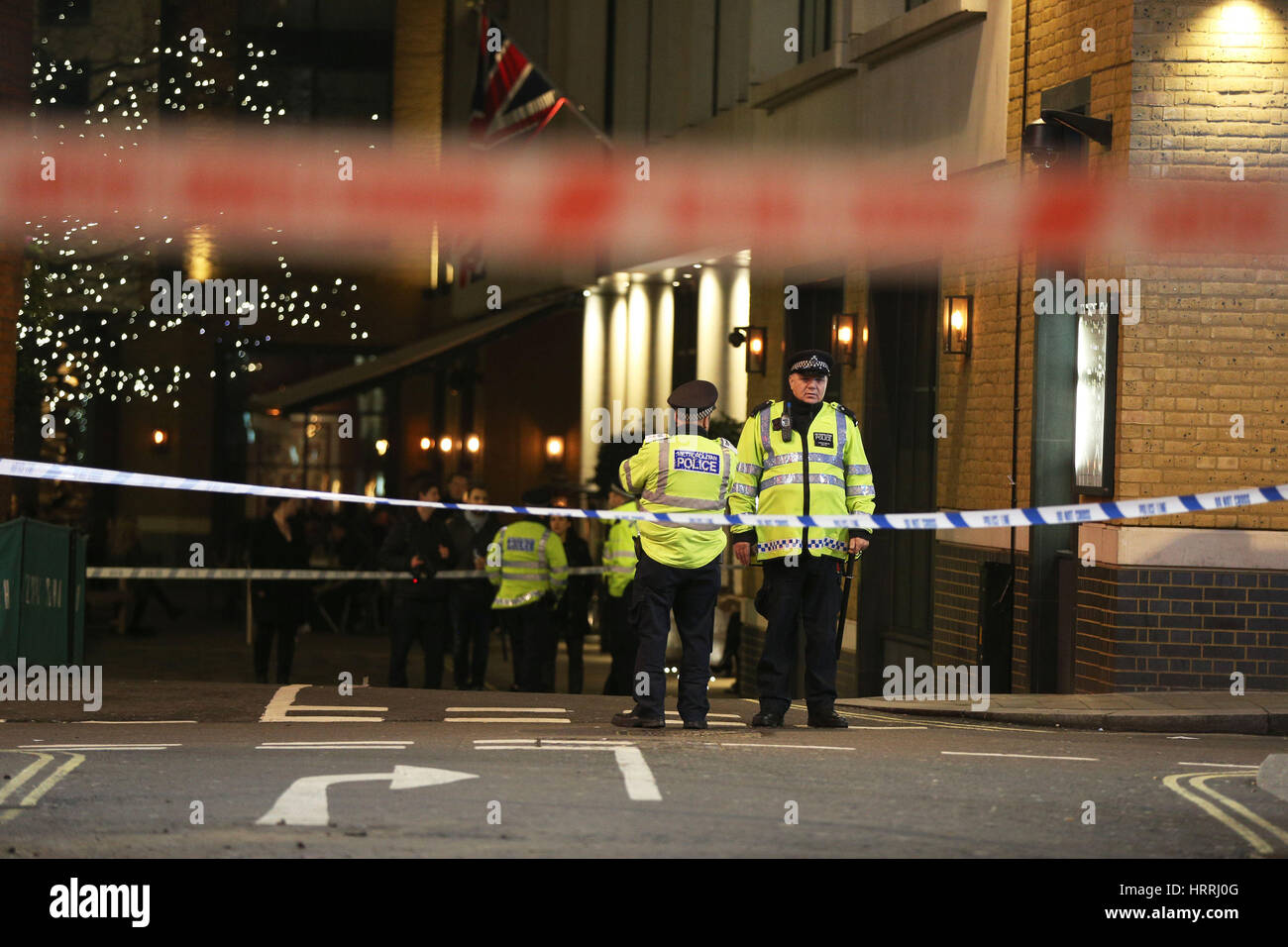 Un cordone di polizia in corrispondenza della giunzione del Grande Mulino a Vento Street e Archer Street, Londra, dopo un'esplosione intorno alle 17.30. Foto Stock