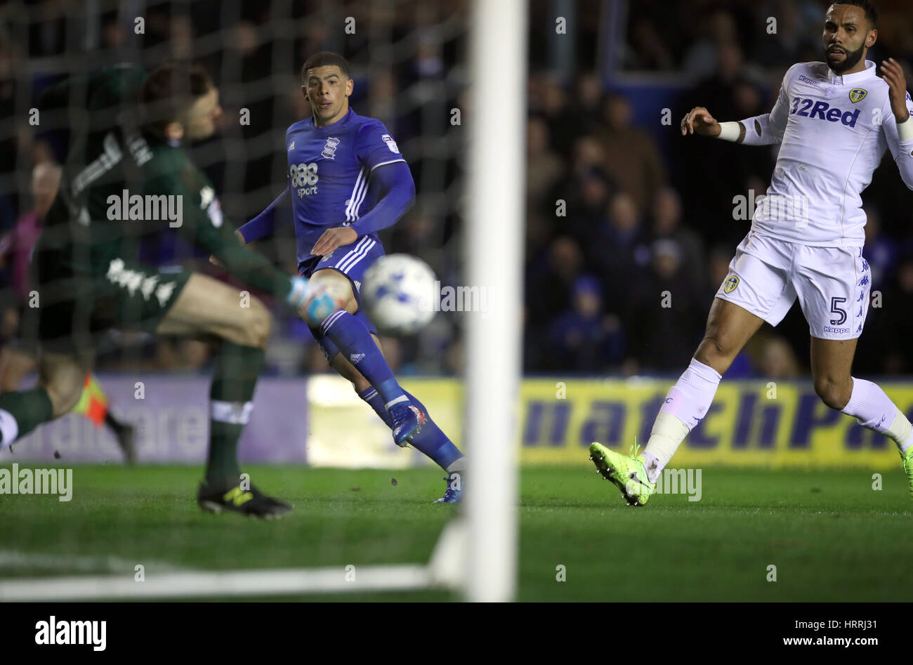 Leeds United portiere Robert Green fa un salvataggio da Birmingham City's che Adams durante il cielo di scommessa match del campionato a St Andrews, Birmingham. Foto Stock