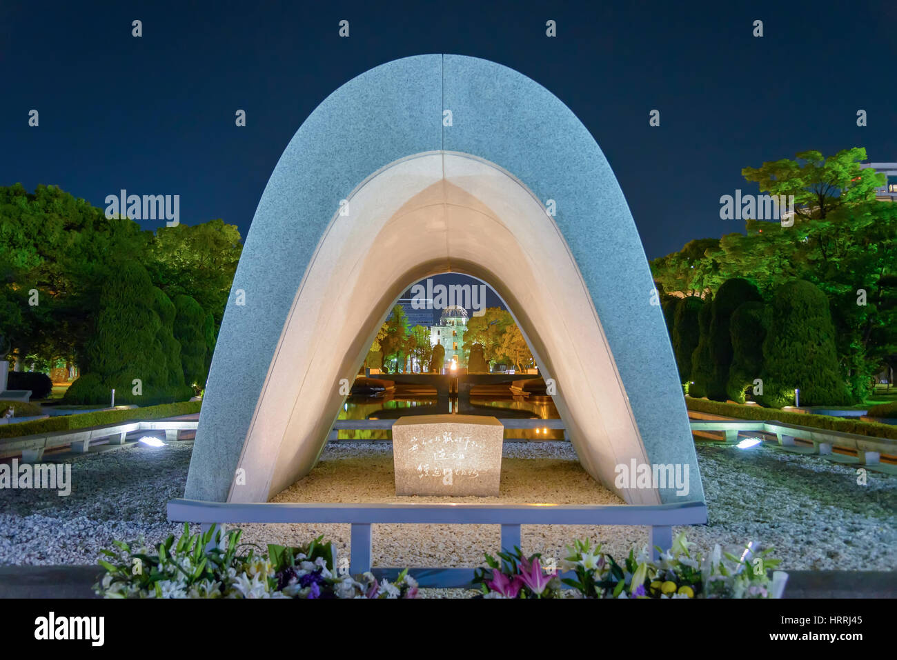 Hiroshima, Giappone - 26 Aprile 2014: vista del Memorial il Cenotafio nel Parco della Pace. Il cenotafio tenendo i nomi delle persone uccise dalla bomba Foto Stock