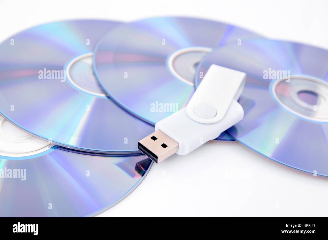 Il disco DVD e unità flash USB su sfondo bianco Foto Stock