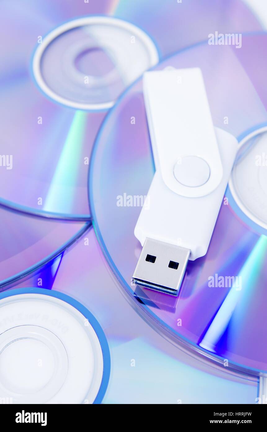 Il disco DVD e unità flash USB su sfondo bianco Foto Stock