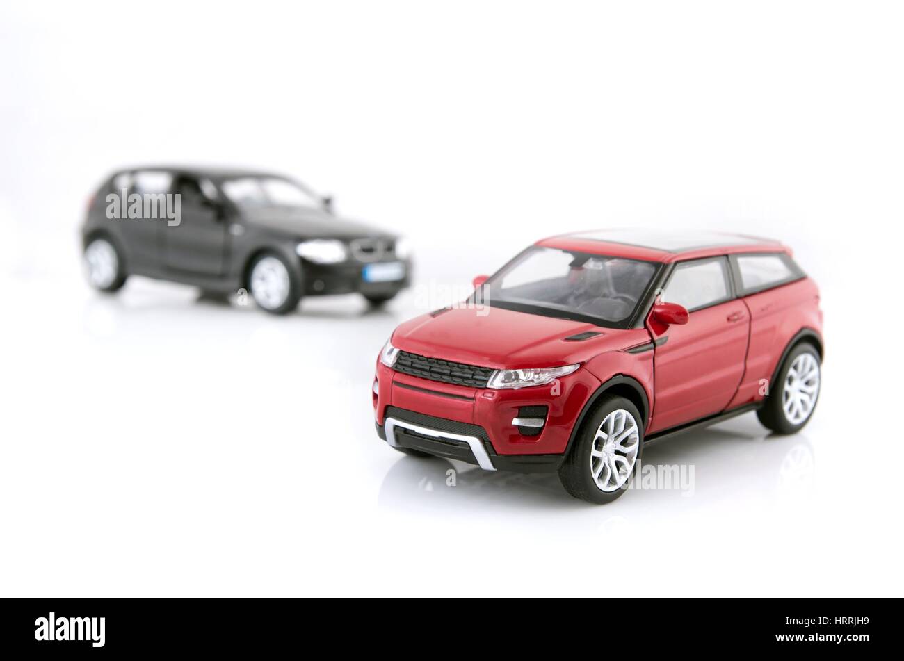 Rosso e nero automobili giocattolo di cui isolati su sfondo bianco Foto Stock