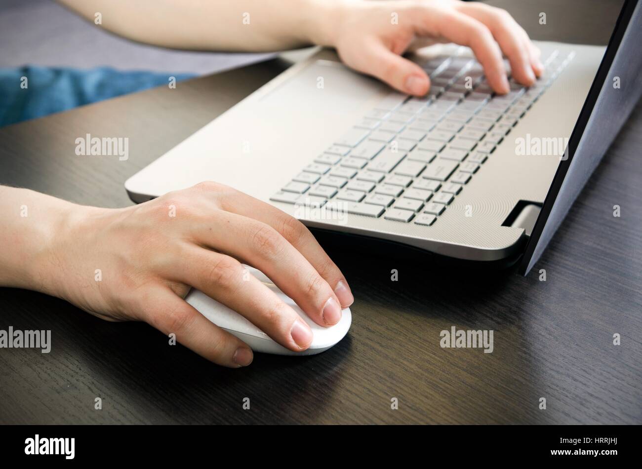 Uomo che lavora in ufficio. Computer portatile con white keyboard e mouse bianco Foto Stock
