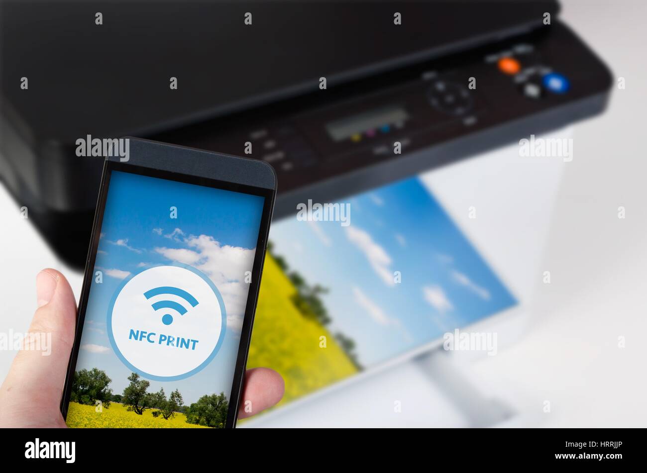 Accesso wireless facile con stampa Near Field Communication Technology. Dispositivi NFC in office Foto Stock