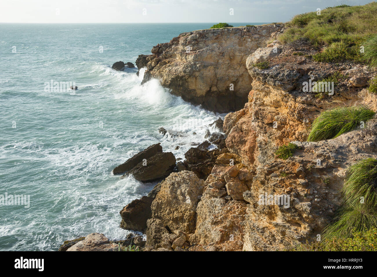 SURF ruvida di schiantarsi contro il promontorio di Cabo Rojo PUERTO RICO Foto Stock