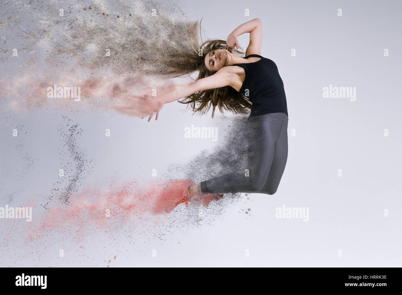 Donna in salto. Movimento congelato. Manipolazione Della Foto della disintegrazione Foto Stock