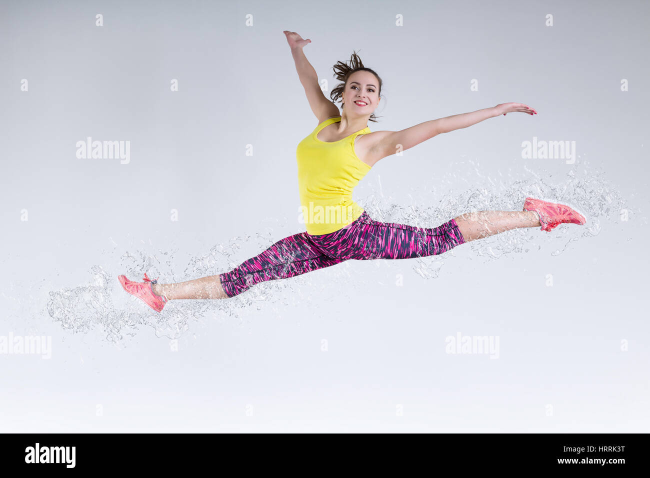Donna in salto. Movimento congelato. Manipolazione Della Foto spruzzi d'acqua Foto Stock