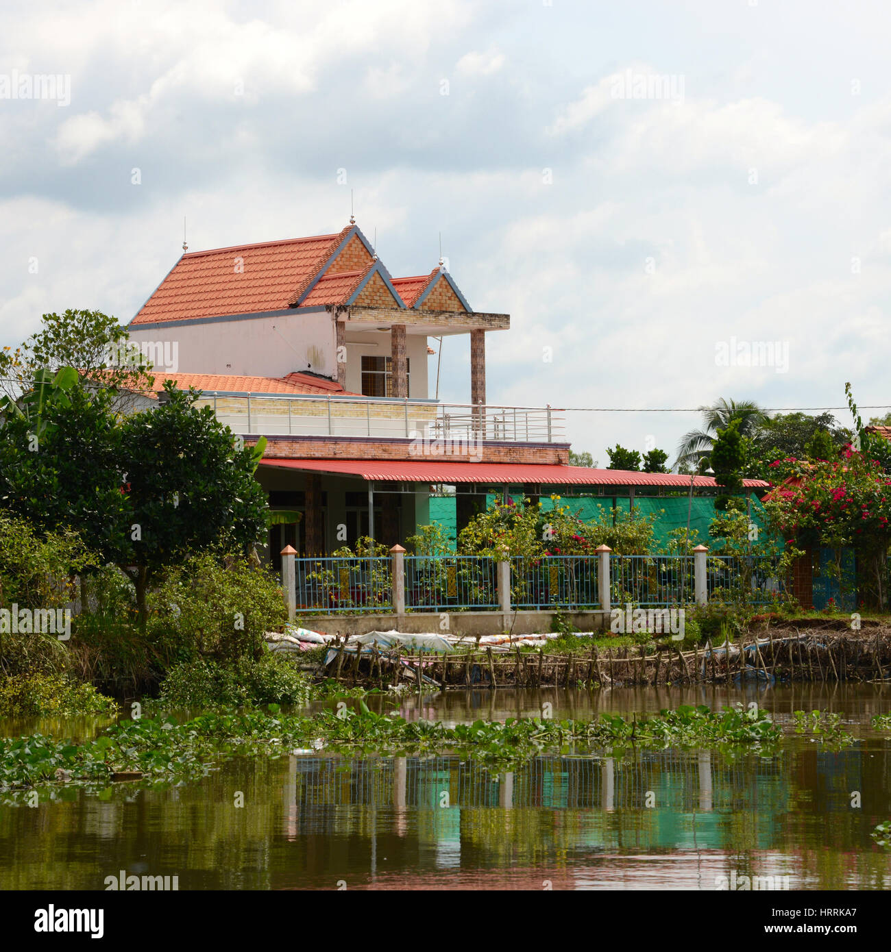 Smart riverside home, fiume Mekong, Vietnam Foto Stock