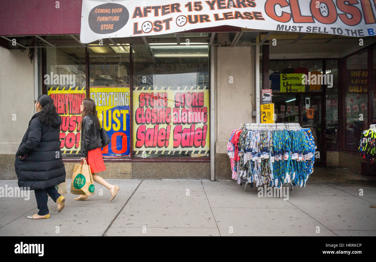 Un abbigliamento e prodotti asciutti store in Newark, NJ informa gli acquirenti delle occasioni all'interno dovuta alla loro perdere la loro locazione e dover chiudere, visto il Mercoledì, 1 marzo 2017. Lo sviluppo in Newark è visto come un presagio della rivitalizzazione della città che mai pienamente recuperato dai tumulti negli anni sessanta. (© Richard B. Levine) Foto Stock