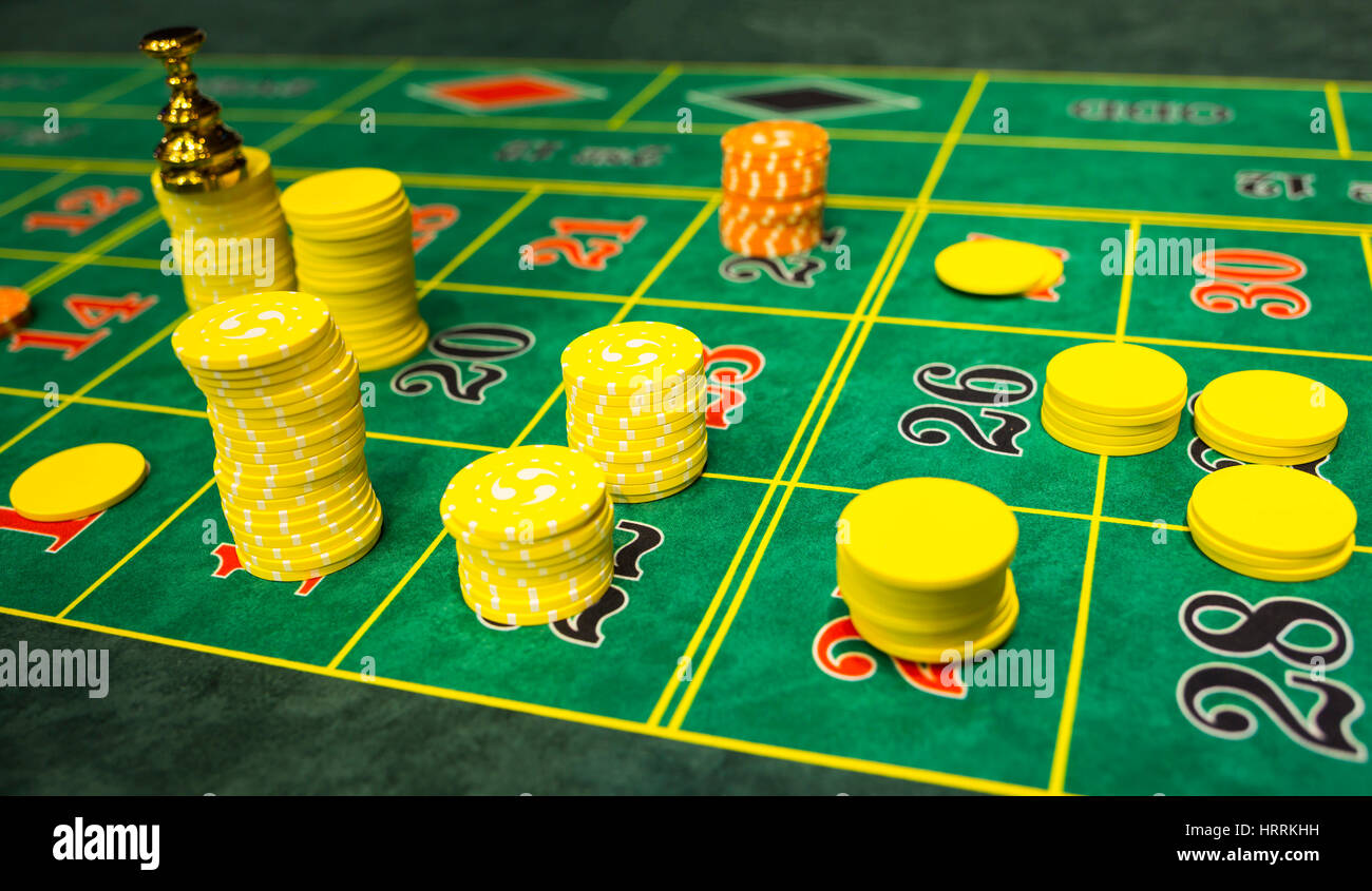 Tavolo da Roulette chip in un casinò. Chiuso di casino roulette gioco  d'azzardo gioco da tavolo. Giallo e arancione chip Foto stock - Alamy