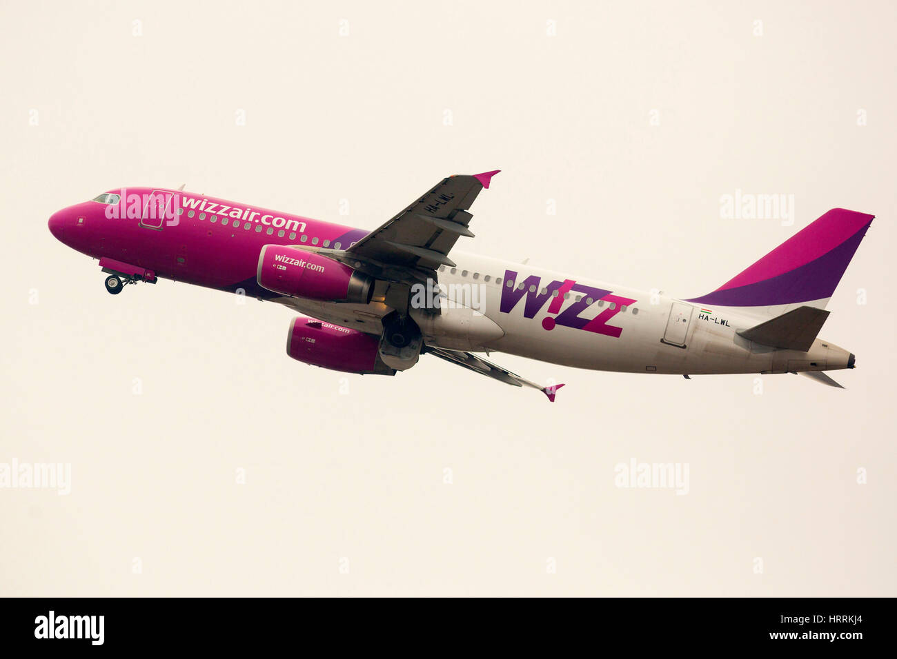 Sofia, Bulgaria - 16 Ottobre 2016: Wizz Air aereo decolla dall'aeroporto di Sofia la pista. Foto Stock