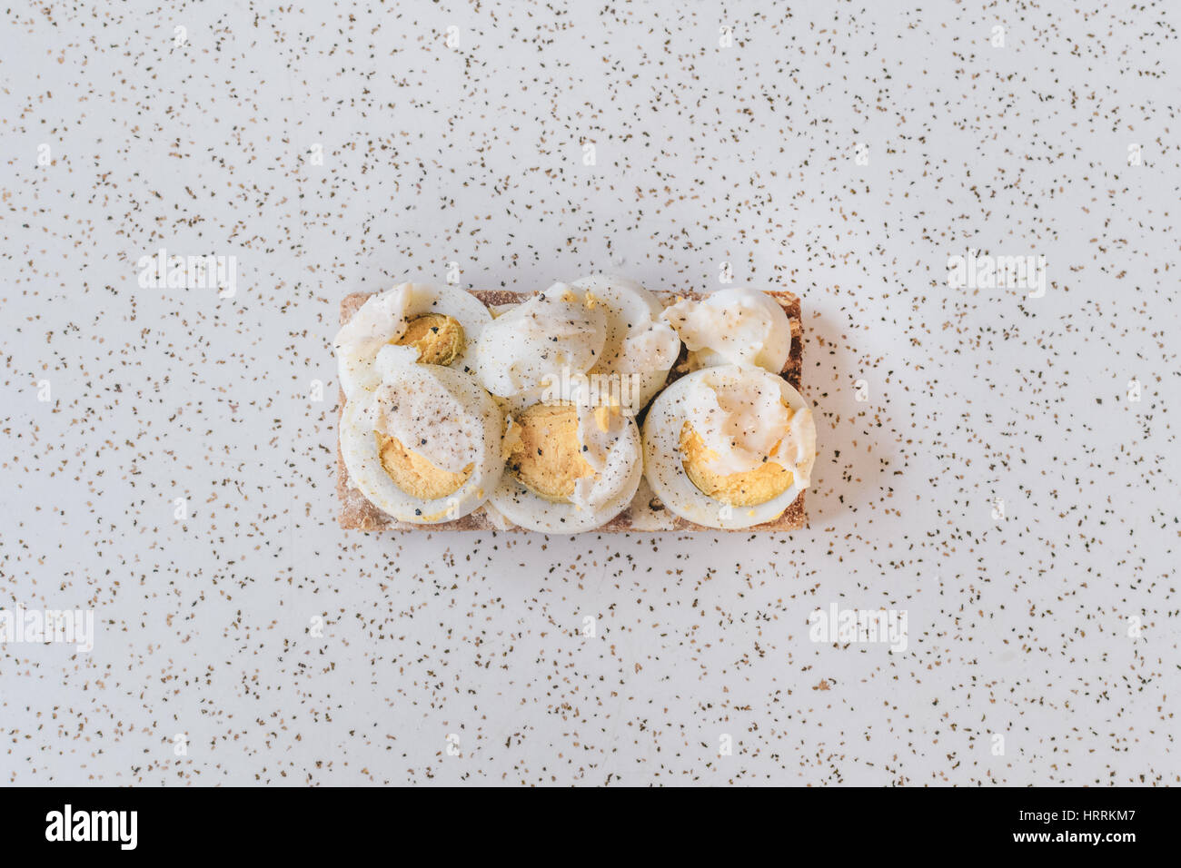 Vintage cercando sandwich uovo su tavola Foto Stock