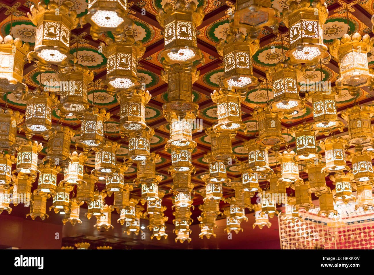 Lanterne sul soffitto di un tempio buddista Foto Stock