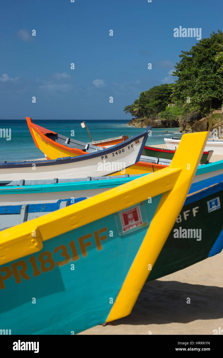 Fila di dipinto luminosamente YOLA barche da pesca barca CRASH BEACH AGUADILLA PUERTO RICO Foto Stock