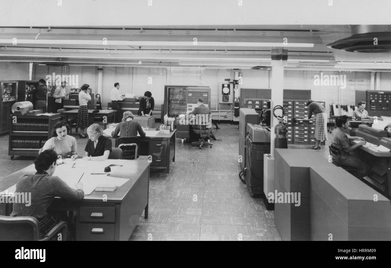 Femmina 'computer umano' eseguire calcoli mathmatics per la NASA/NACA in una tipica area informatica presso il Langley Research Center, 1955. Immagine cortesia della NASA. Foto Stock