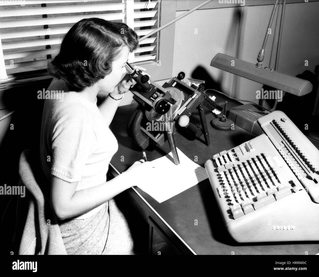 Una femmina la NASA/NACA 'computer umano' utilizza un Friden alla macchina di eseguire calcoli di matematica, Langley, Virginia, 1955. Immagine cortesia della NASA. Foto Stock