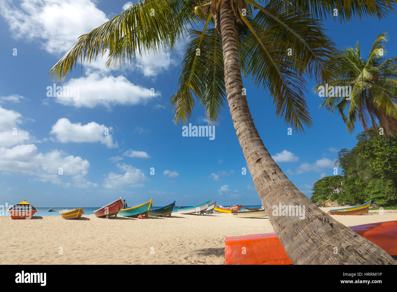 Dipinto luminosamente YOLA barche da pesca barca CRASH BEACH AGUADILLA PUERTO RICO Foto Stock