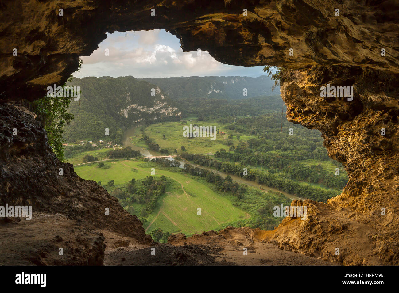 Grotta finestra CHE SI AFFACCIA SUL RIO GRANDE DE VALLE DI ARECIBO ARECIBO PUERTO RICO Foto Stock