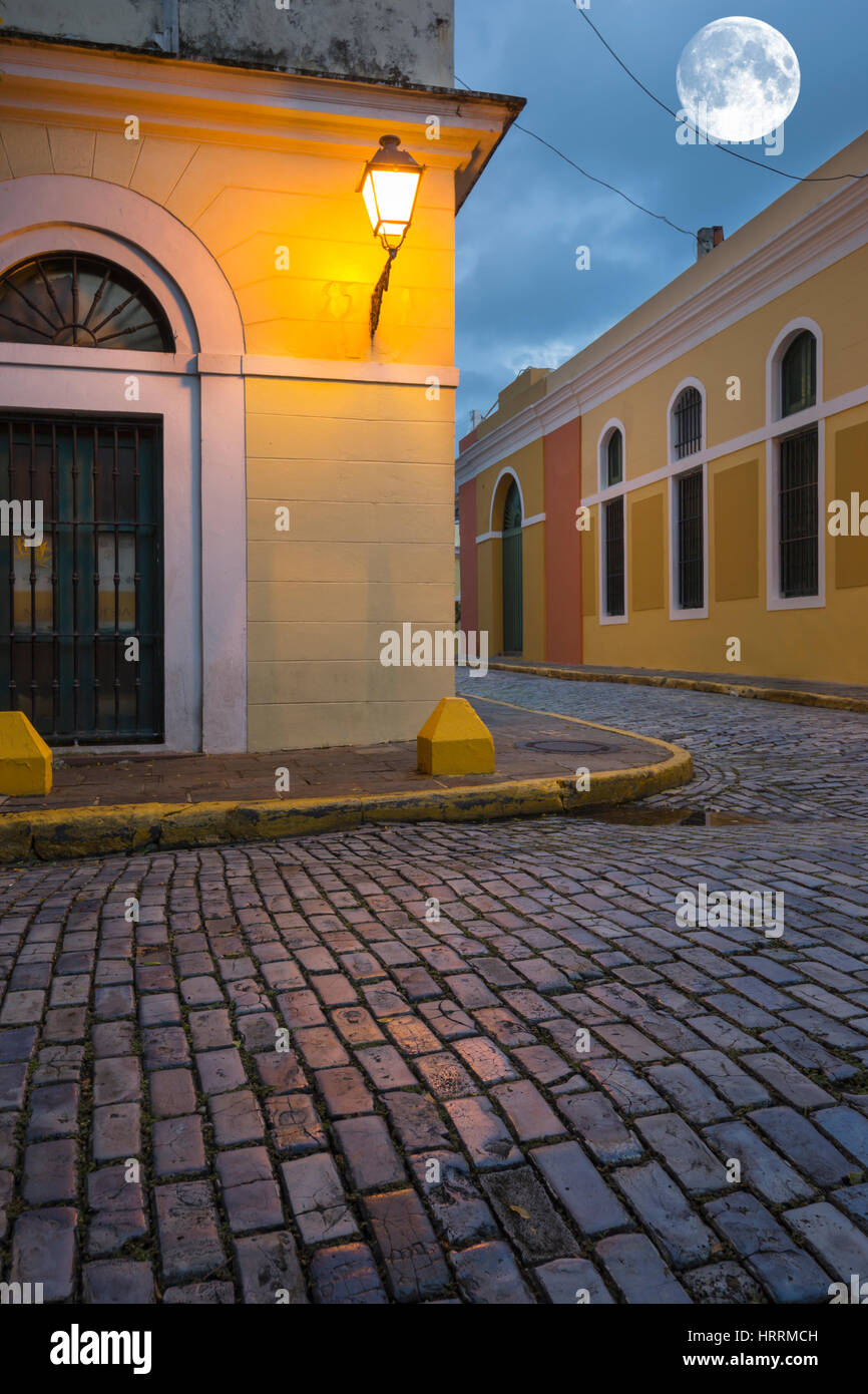 Lanterna su un angolo MUSEO DE ARTE E HISTORIA DE SAN JUAN CALLE VIRTUD Old San Juan Portorico Foto Stock