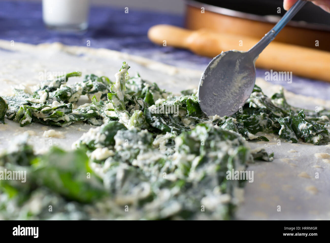 In casa fillo strudel o pasta con formaggio e spinaci su una casa tovaglia pronto per il formaggio burek torta o altri tipi di dolci tradizionali. Foto Stock