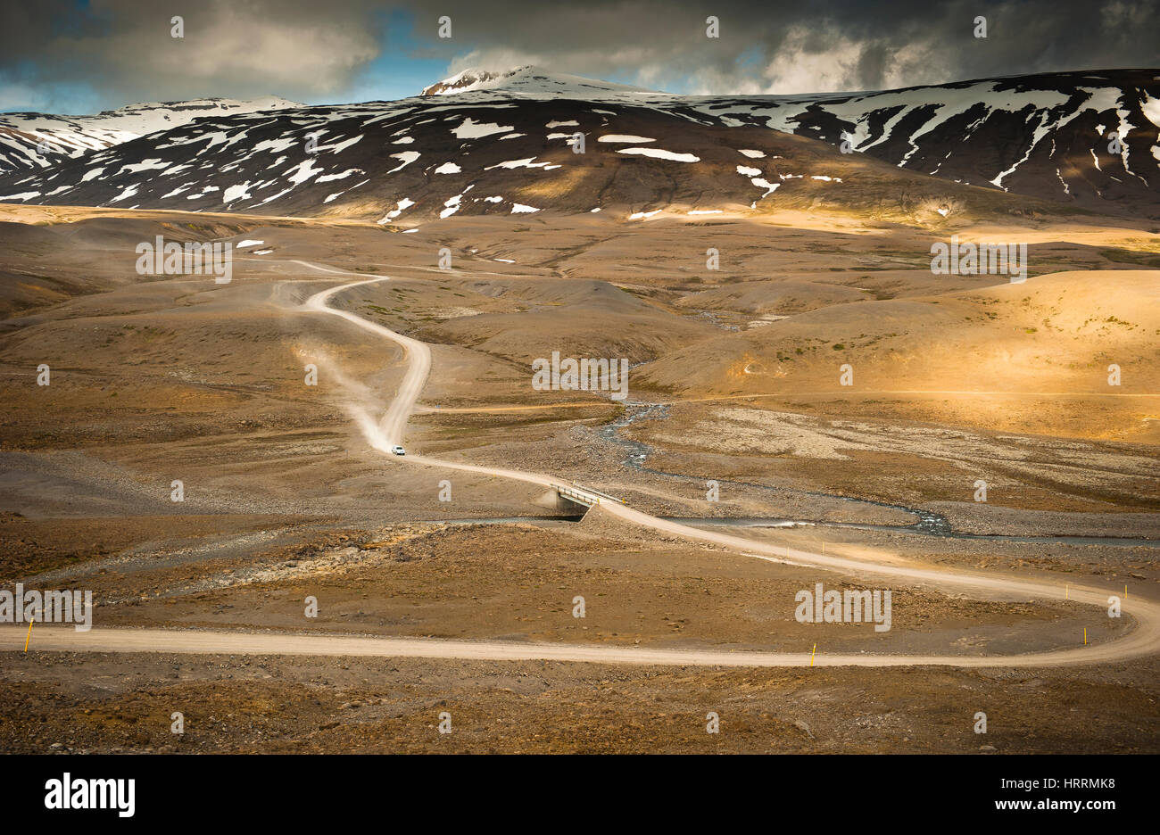 Natura, tour in 4x4, viaggio su strada in Islanda, un veicolo fuoristrada 4x4 che guida lungo la strada sterrata F26 nella regione sud-occidentale dell'Islanda. Foto Stock