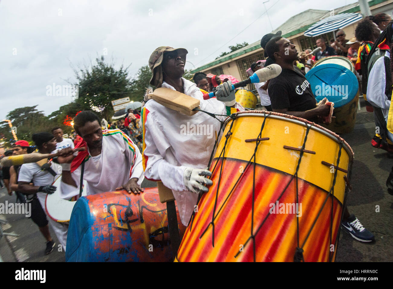 I percussionisti sono i rhythem del carnevale Foto Stock