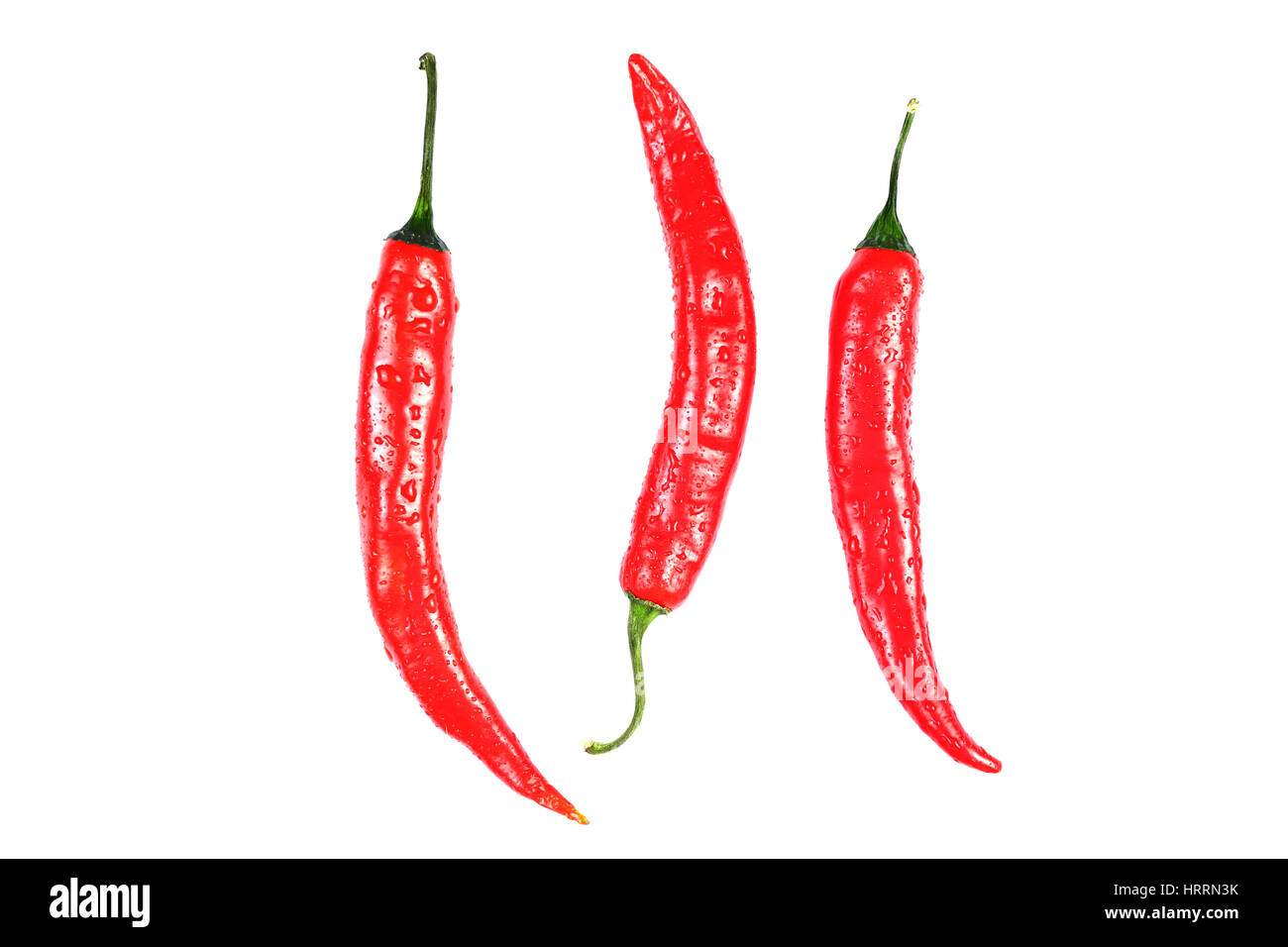 Peperoni rossi isolato su sfondo bianco. Peperoncini ripieni con gocce d'acqua. Tre peperoni rossi su sfondo bianco closeup. Foto Stock