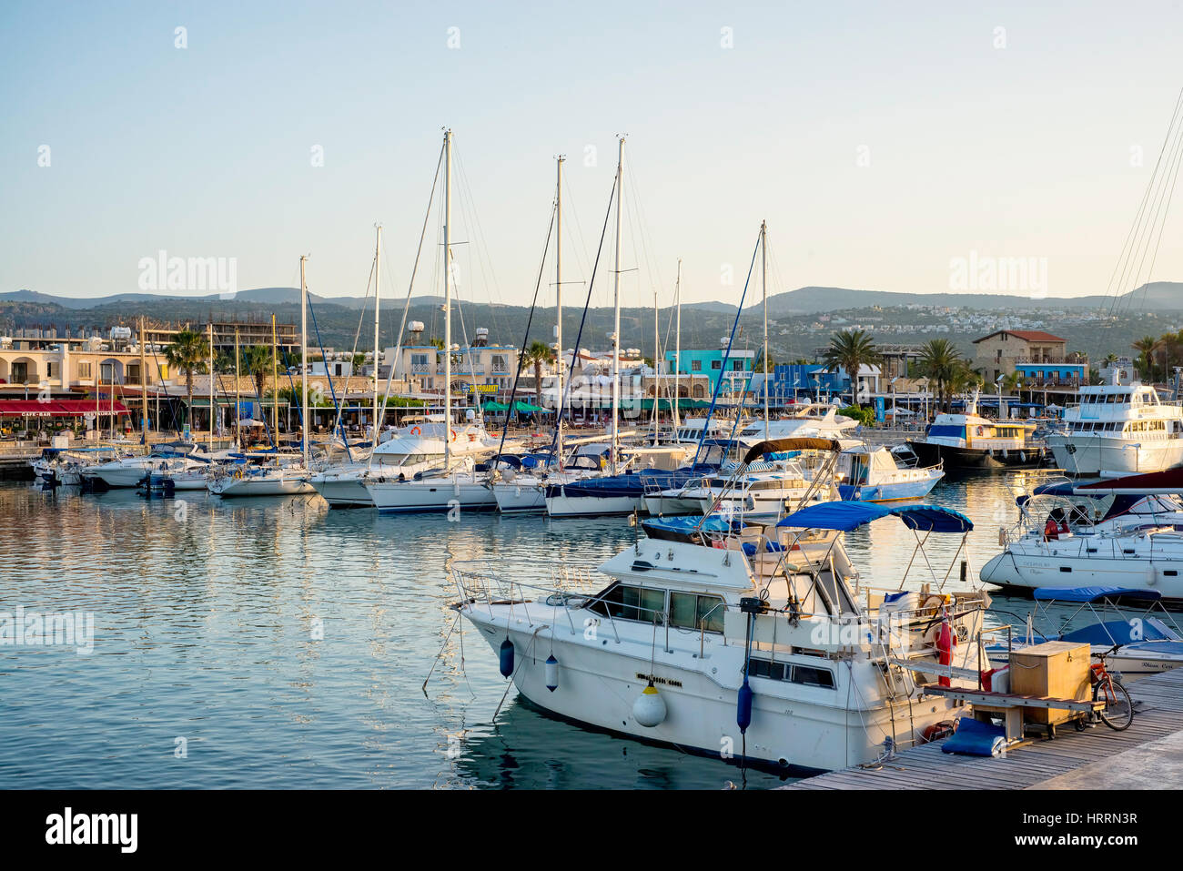 LATCHI - 19 maggio : Barche nel porto di Porto il 19 maggio 2015 nel villaggio di Latchi, Cipro. Foto Stock