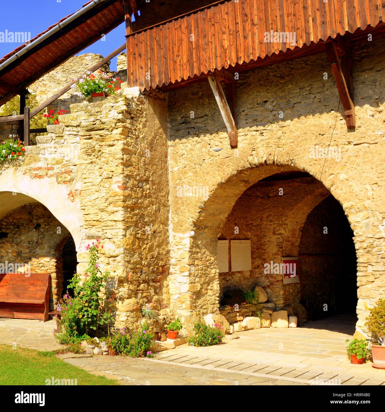 Il cortile della fortificata medievale chiesa sassone in Calnic, Transilvania, è conosciuto per il suo castello, che è patrimonio umanitario dell'UNESCO. Foto Stock