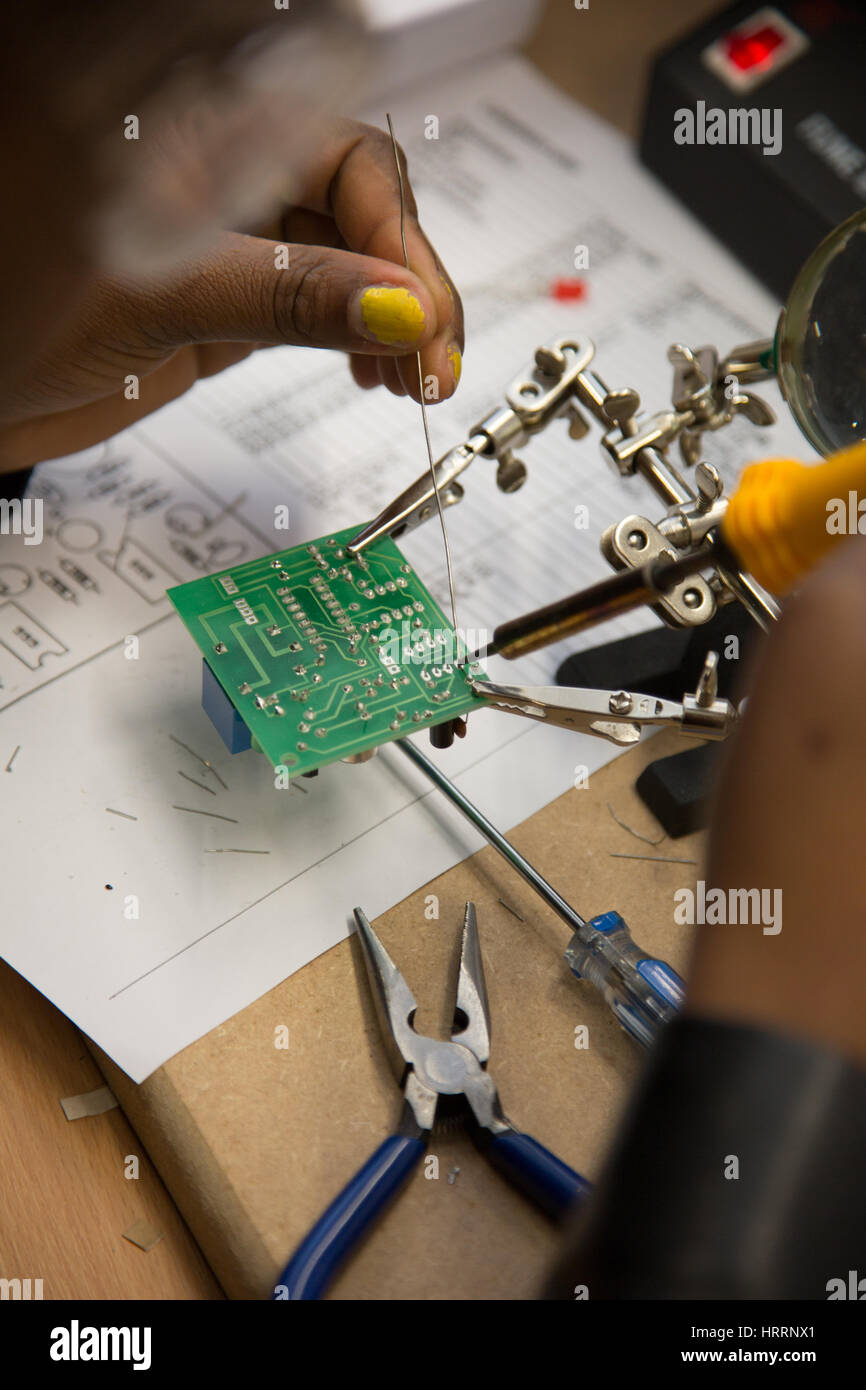 Lavorando su un circuito elettrico di bordo Foto Stock