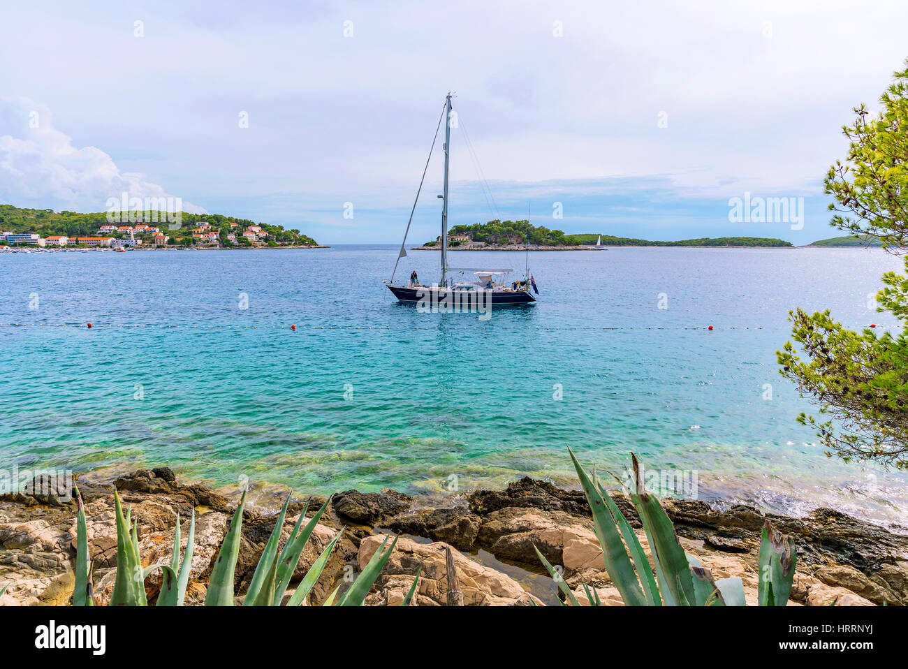Barca nel Mediterraneo Oceano in Croazia Foto Stock
