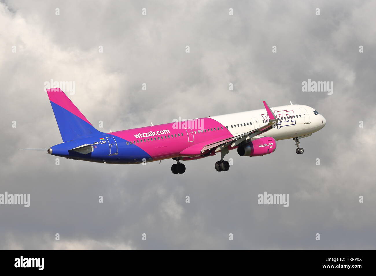Wizzair Airbus A321 ha-lxb tenuto da Londra Luton, Regno Unito Foto Stock