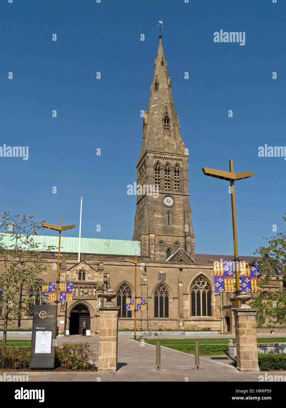Leicester Cattedrale con re Richard III stemma bandiere, England, Regno Unito Foto Stock