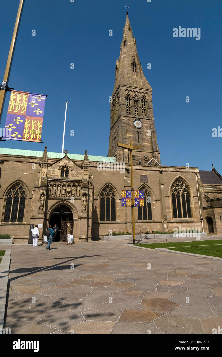 Leicester cattedrale con re richard iii stemma bandiera, England, Regno Unito Foto Stock