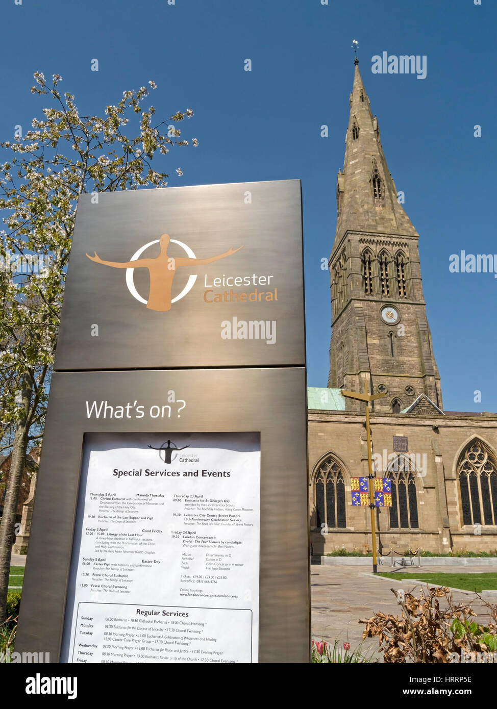 Qual è il segno di fronte la cattedrale di Leicester, England, Regno Unito Foto Stock