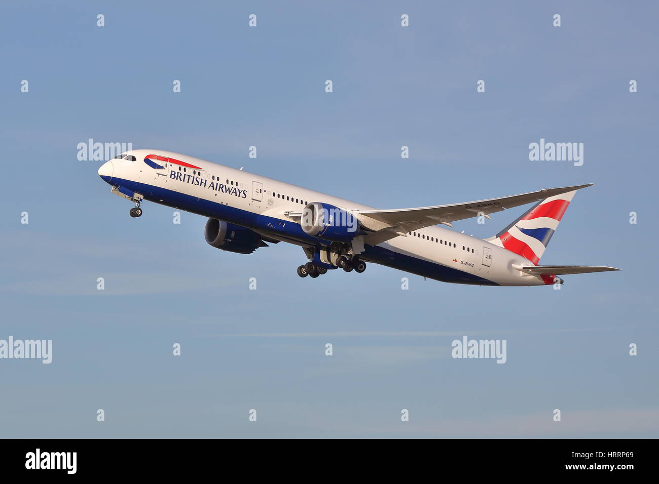 British Airways Boeing 787 Dreamliner G-ZBKG decollo dall'Aeroporto Heathrow di Londra, Regno Unito Foto Stock