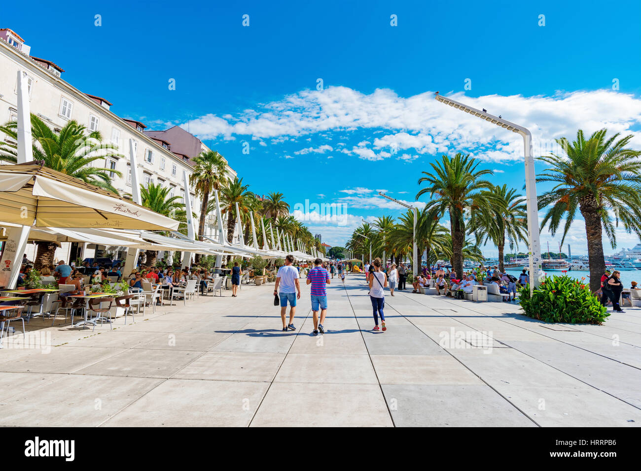 Split, Croazia - 17 settembre: lungomare zona con ristoranti e caffè in una giornata di sole il 17 settembre 2016 in split Foto Stock